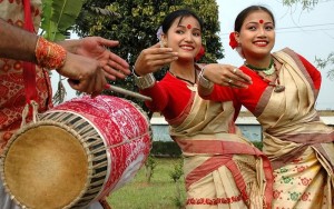 800px-Bihu-dancers-and-drummer